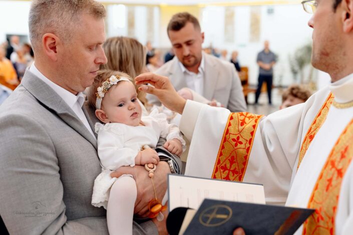 zdjęcia z chrztu Warszawa - ceremonia chrztu, znak krzyża