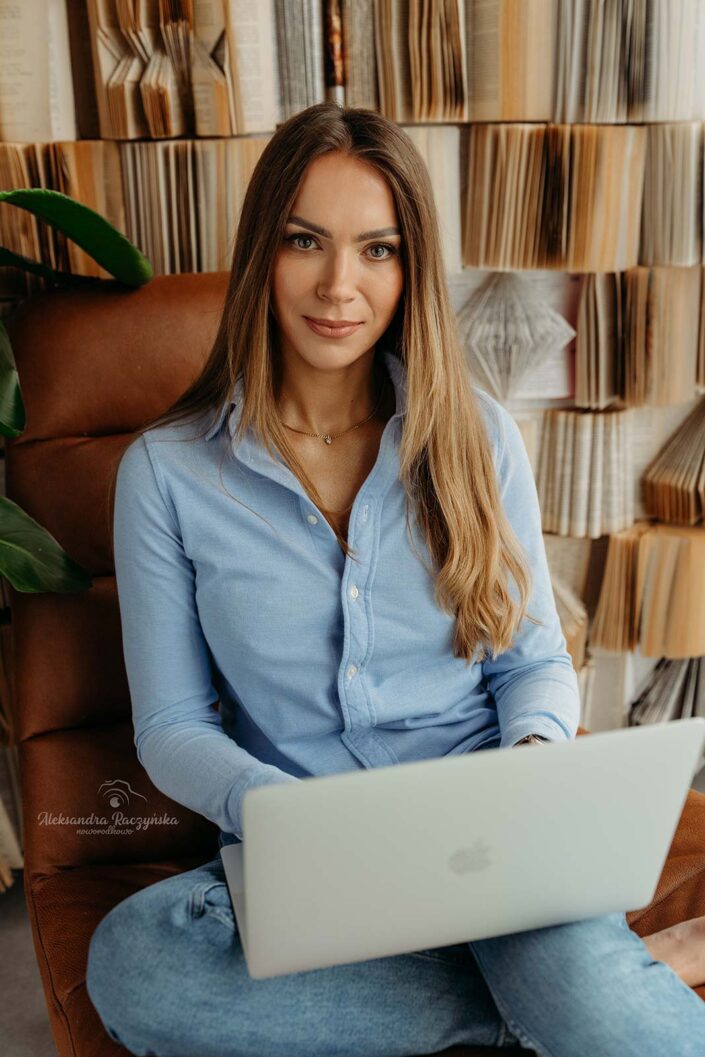 sesja biznesowa w Studio Drugi Brzeg - kobieta przy laptopie