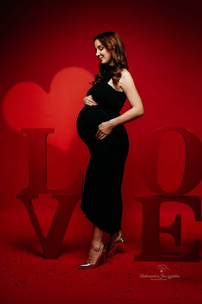 sesja ciążowa Warszawa - przyszła mama podczas kobiecej sesji