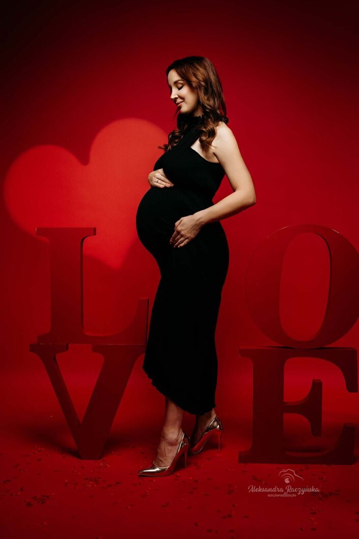 sesja ciążowa Warszawa - przyszła mama podczas kobiecej sesji