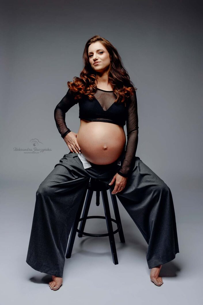 sesja ciążowa Warszawa - przyszła mama w jasnej sukni