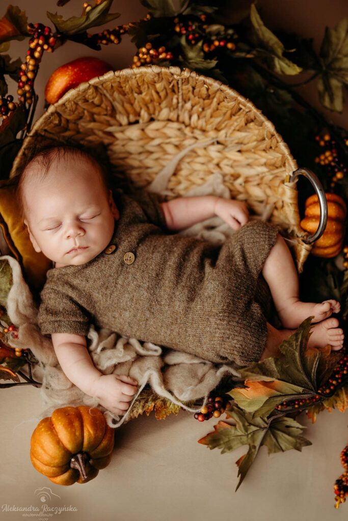 sesja noworodkowa Warszawa - zdjęcie noworodka w jasnym studio