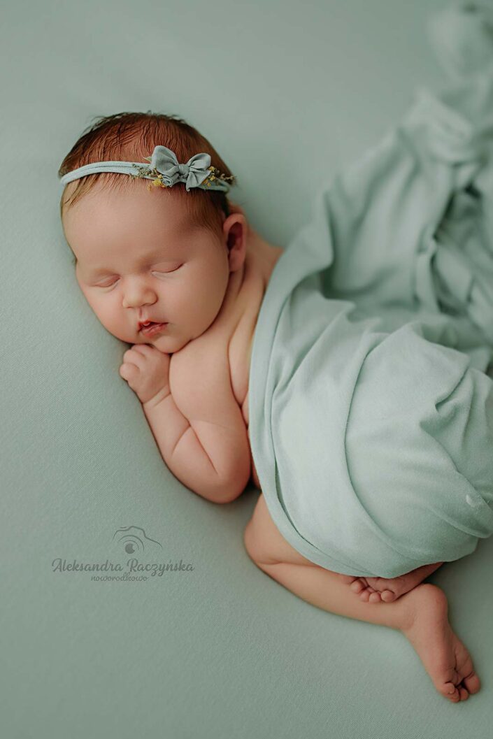 fotograf noworodkowy Warszawa - noworodek w owijkach