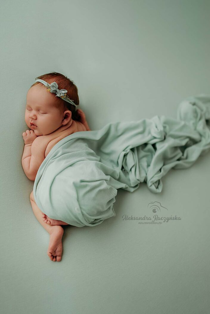 sesja noworodkowa Warszawa - śpiący noworodek w jasnym studio