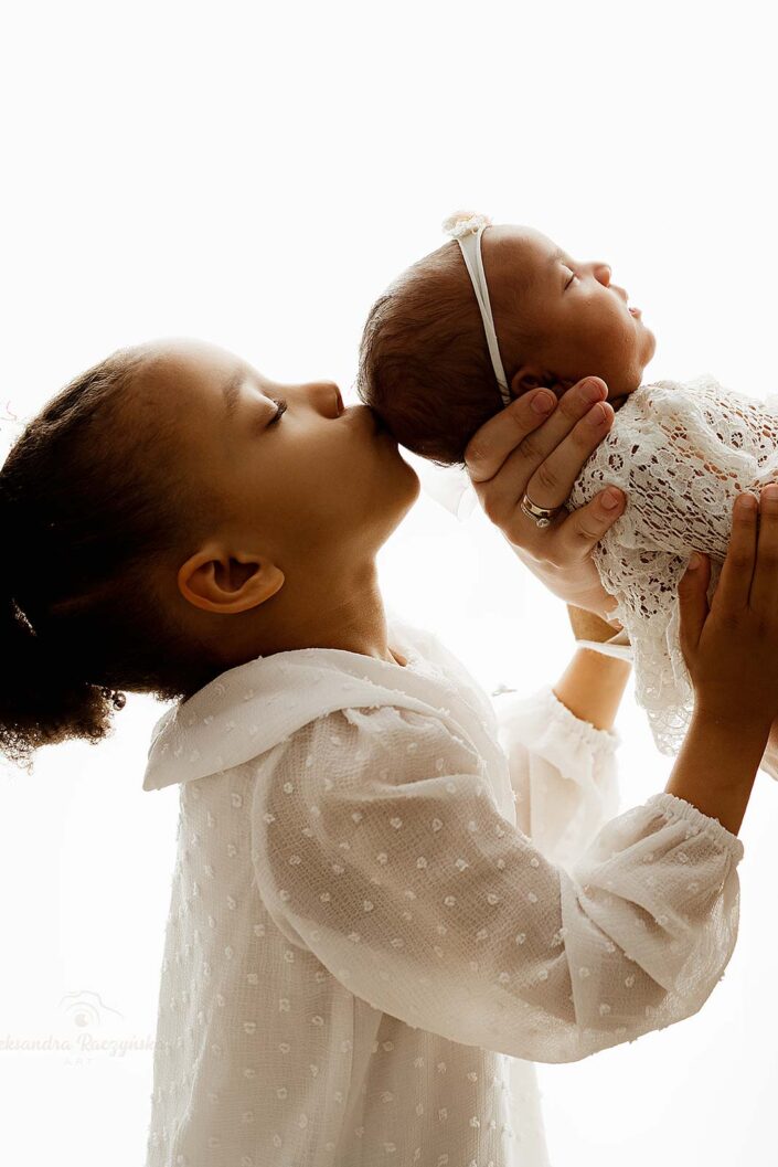 sesja noworodkowa Warszawa - zdjęcie rodzinne z noworodkiem