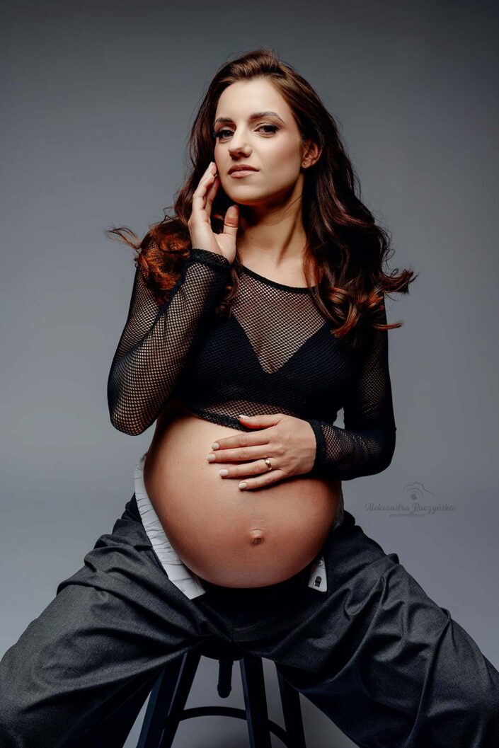 sesja brzuszkowa Warszawa - kobiecy portret przyszłej mamy