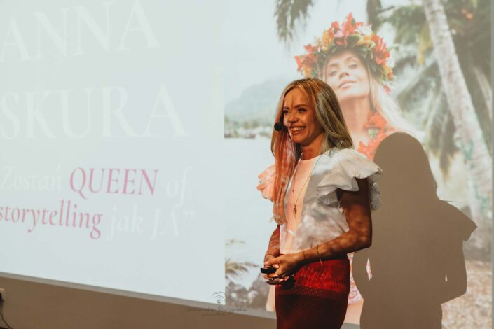 fotograf na konferencje - prelegent podczas wystąpienia na scenie