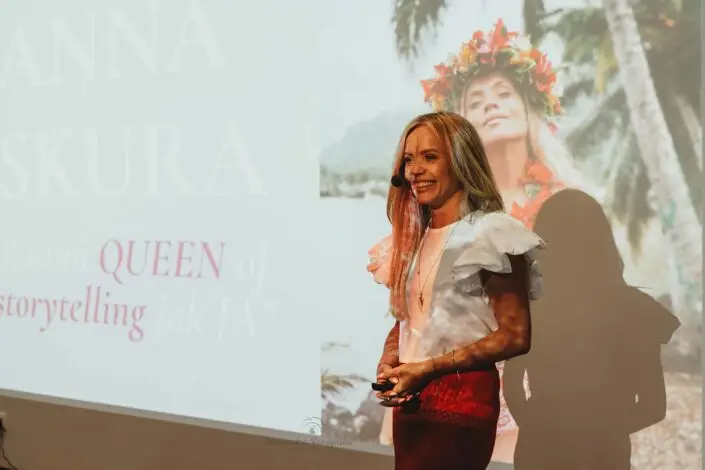 fotograf na konferencje - prelegent podczas wystąpienia na scenie